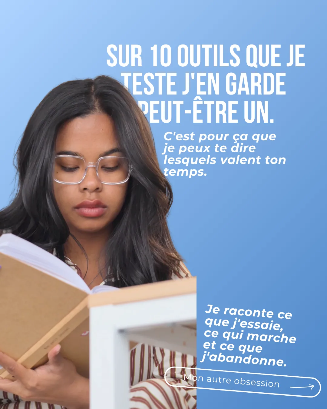 Carrousel Mes contenus, diapositive 5 : Maya lisant un carnet, sur les outils qu'elle teste et ceux qu'elle garde